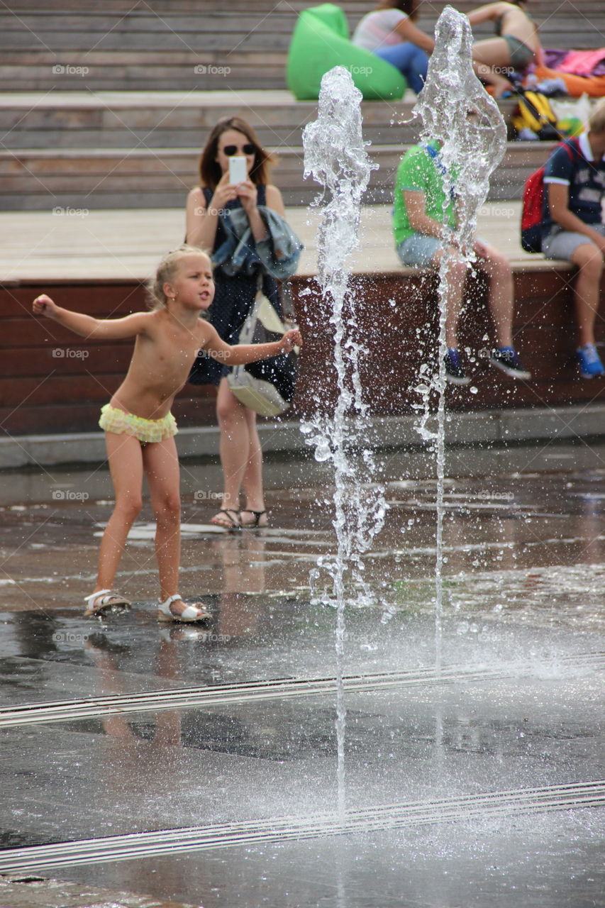 Москва девочка у фонтана