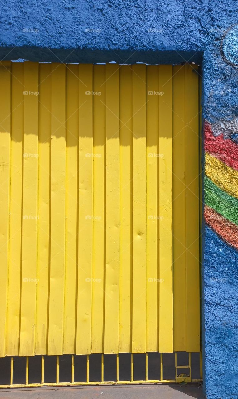 Amarelo: O amarelo é a cor que estimula o intelecto e o sistema nervoso central. Contribui para elevar a criatividade e melhorar o humor.