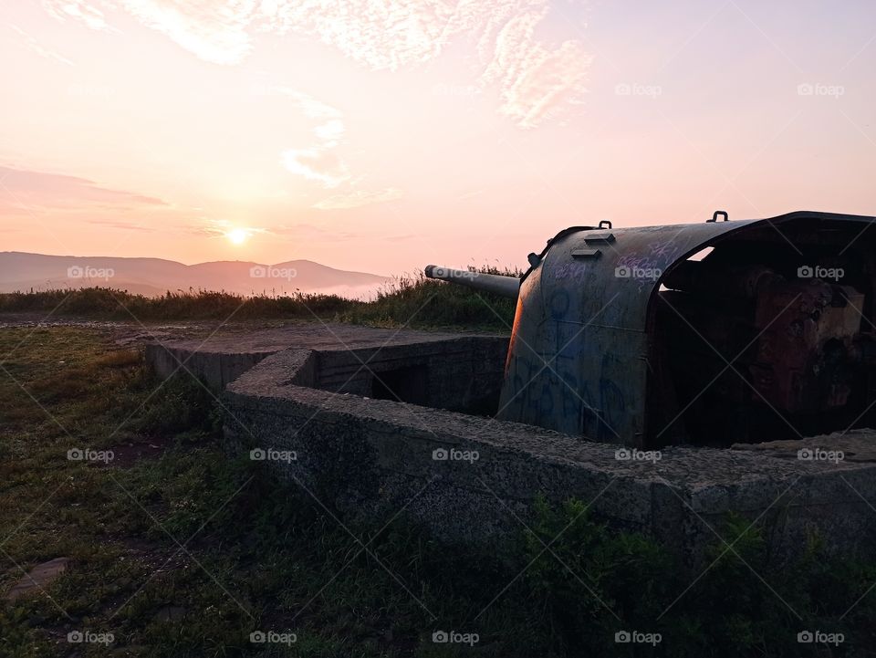 Пушка даëт залп по красивому летнему рассвету