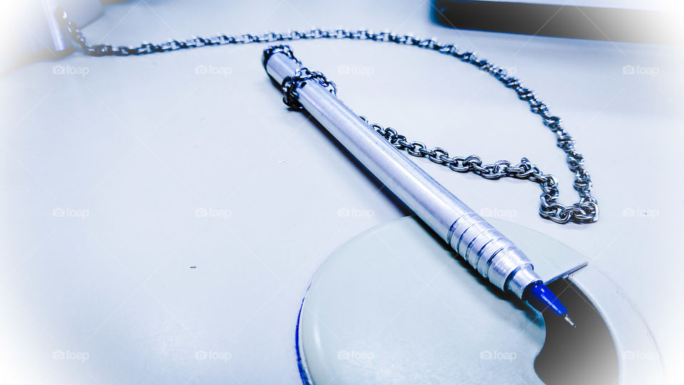 Caneta de alumínio, com corrente.