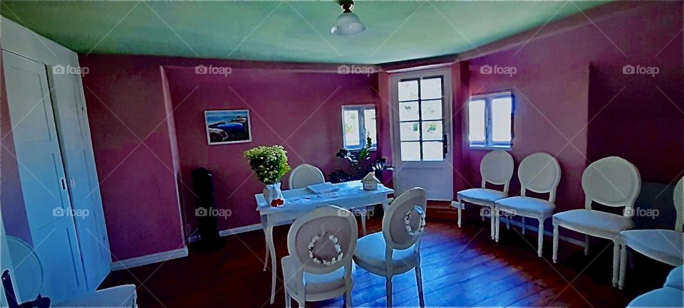 Yet another of the rooms at the „Blaue Scheune“, the „Blue Barn“, once home to actress „Astrid Nielsen“ and friends, probably the dining room. Note the red walls and the offset unusual angles of the architecture. 2022. Hypnotic Productions