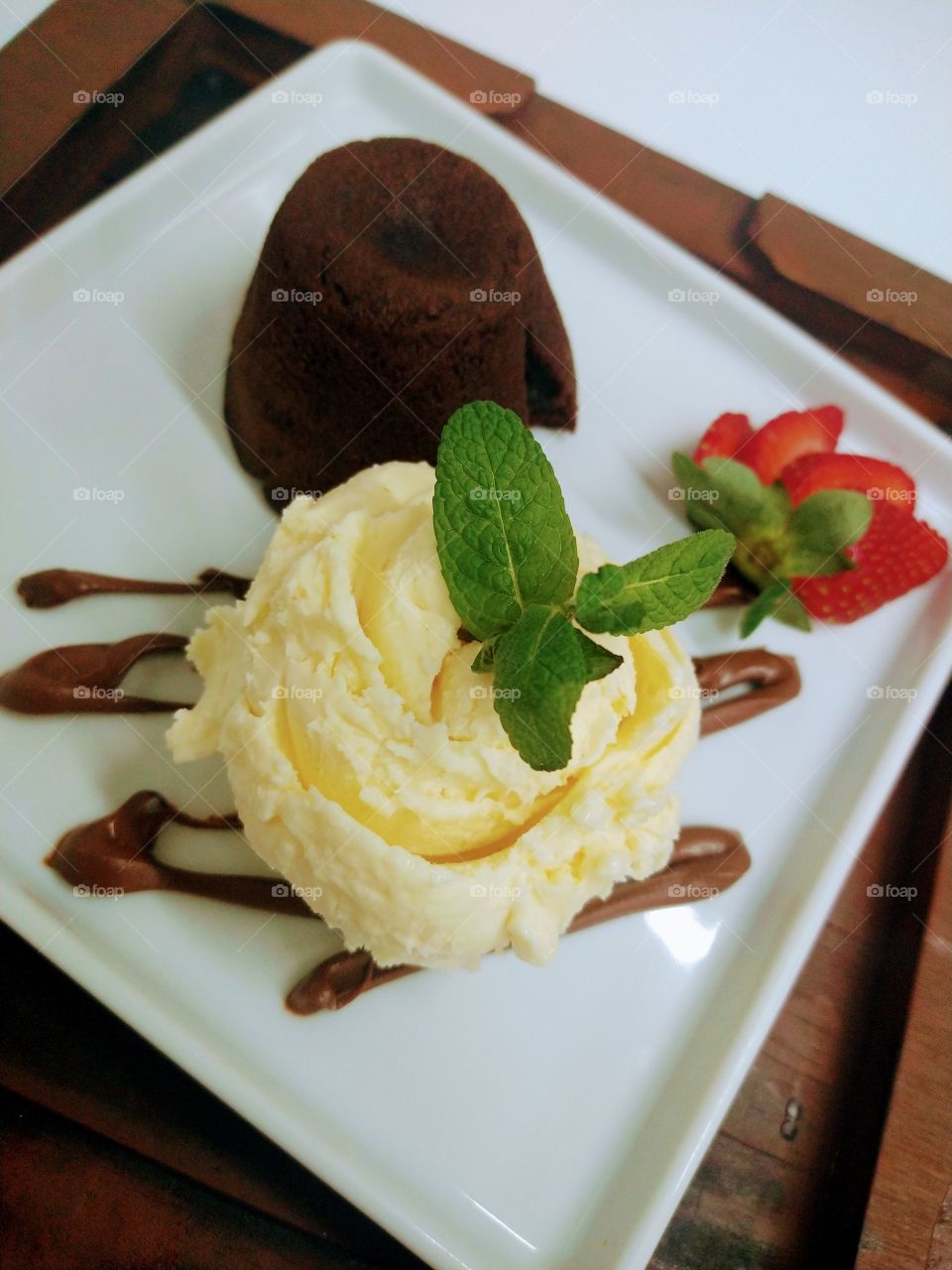 Petit gateaux com sorvete de creme