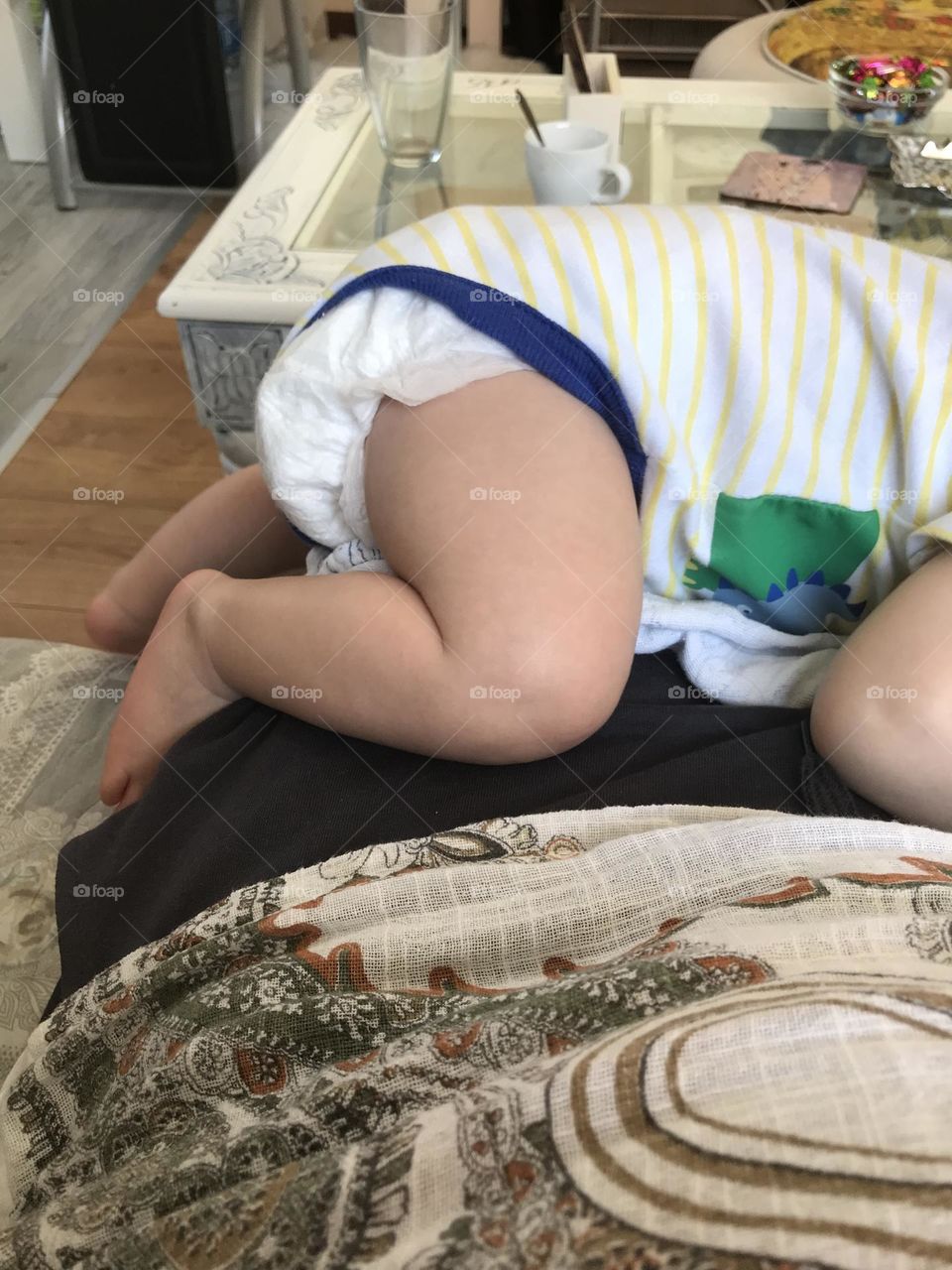 the baby sleeps on his stomach with his legs together