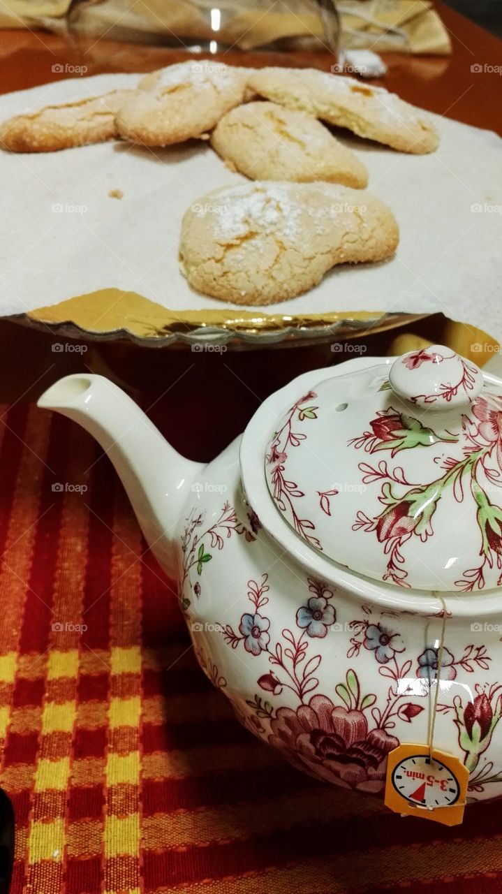 teiera e biscotti