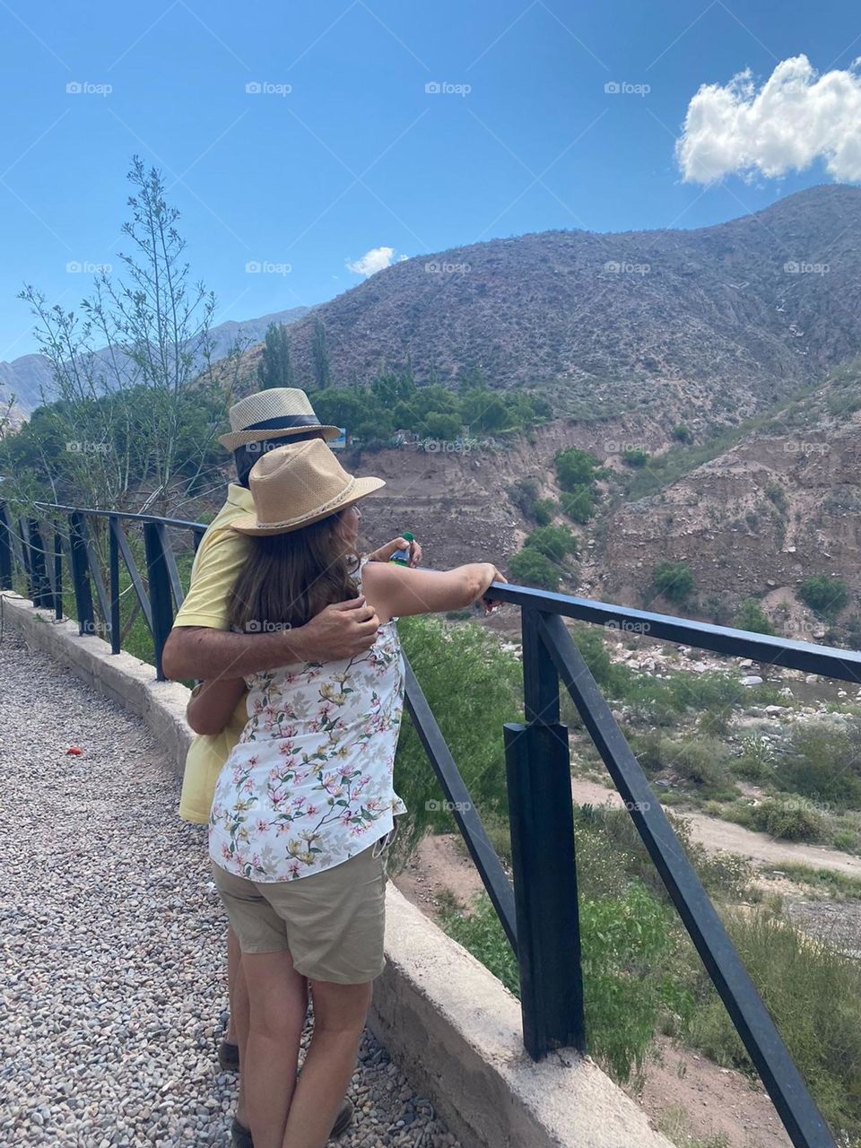 la pareja observa un paisaje de montaña