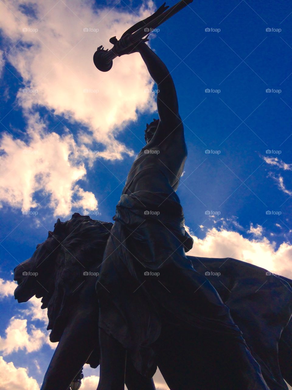 Statue outside Buckingham Palace