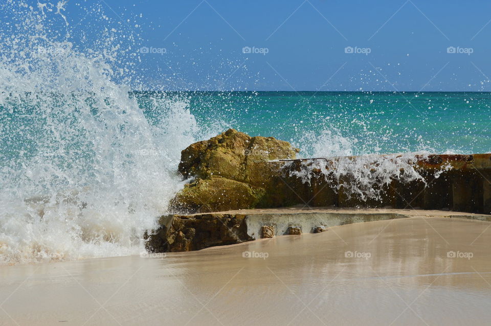 Waves splashing on rock at sea