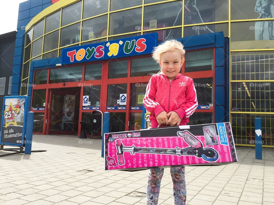 Toung girl of five years oldjust bought a new Monster High scooter at Toys R Us in Malmö Sweden.