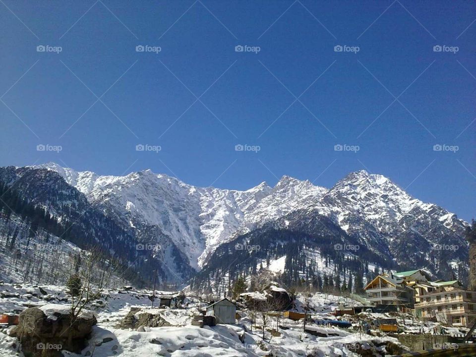 The mountains covered with snow and the sunlight effect make that beautiful and lage seems to be a very big mountain.....