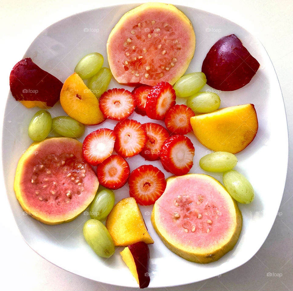 Fresh fruits to make our afternoon healthier.  Today we have: strawberry, guava, plum and grape.  All very tasty! / Frutas fresquinhas para tornar nossa tarde mais saudável. Hoje temos: morango, goiaba, ameixa e uva. Tudo bem saboroso!