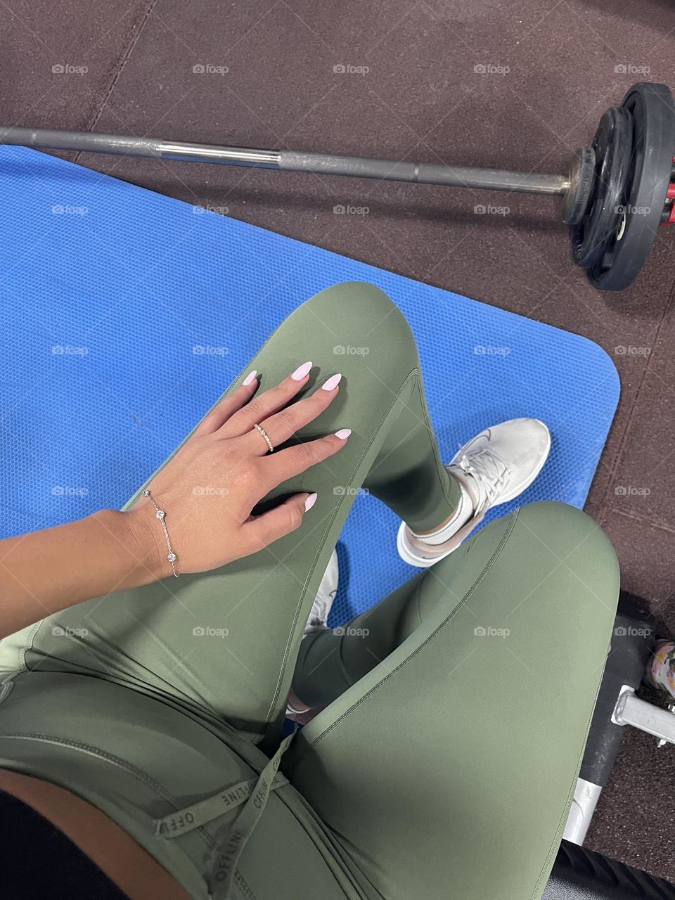 Lifting weights with manicure 💅