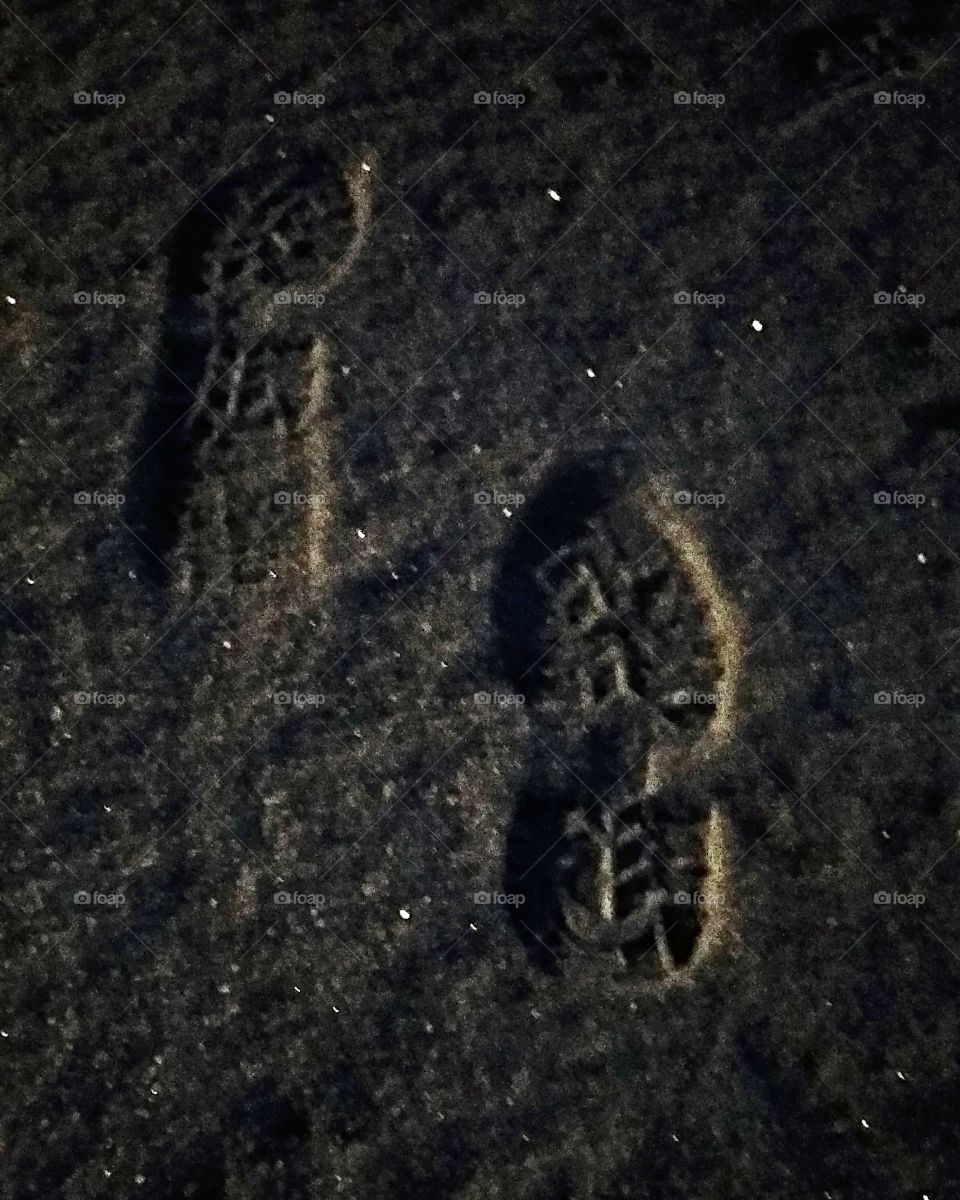 Бриллиантовые дороги

Nautilus Pompilius

Посмотри, как блестят
Бриллиантовые дороги.
Послушай, как хрустят
Бриллиантовые дороги.
Смотри, какие следы
Оставляют на них боги.