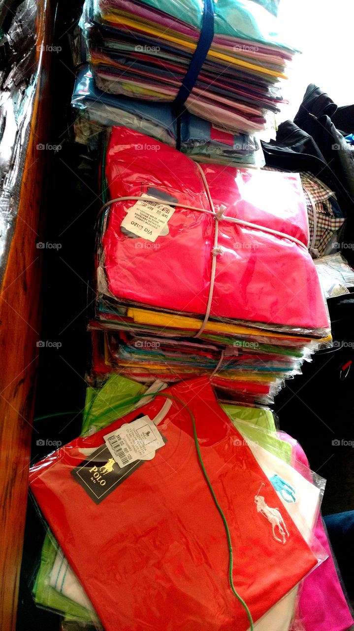 Roupas (camisetas), loja, comércio.