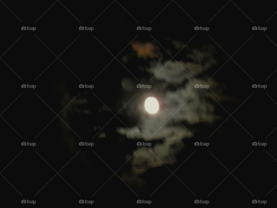 moonstruck. This is a picture of a moon 🌚 rising