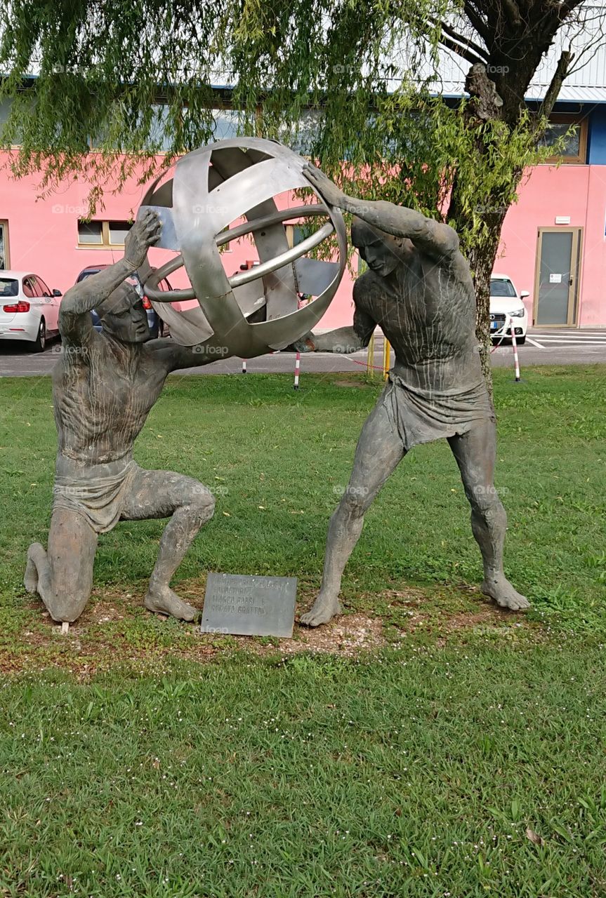 memorial italian monument statues men sphere