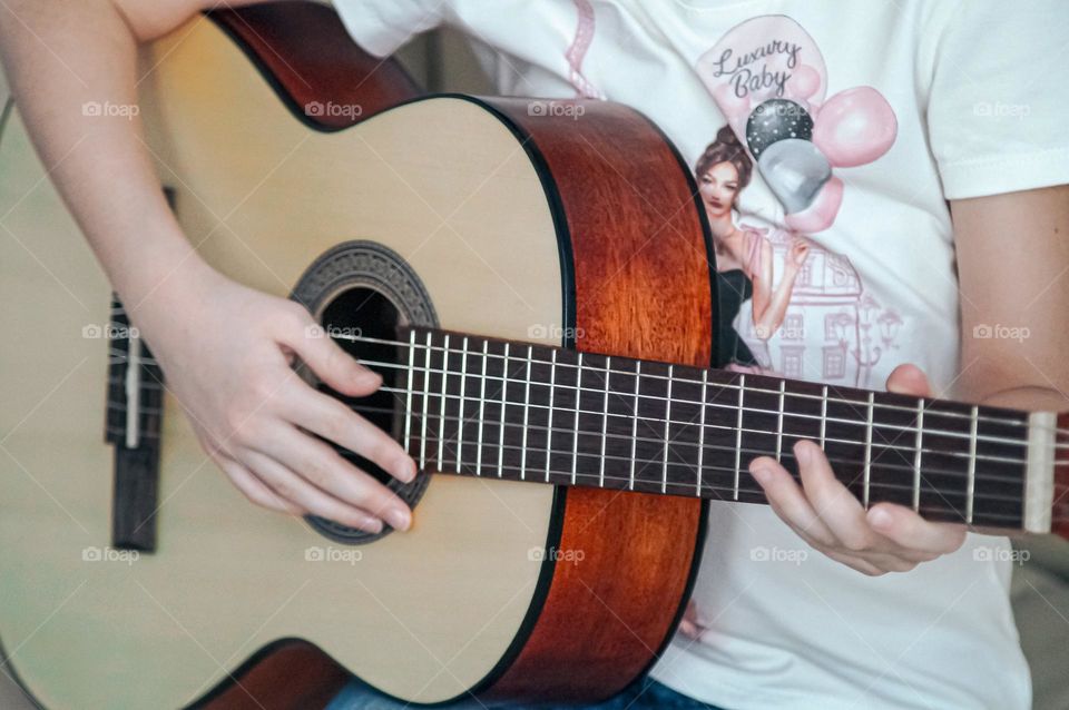 Girl playning the gitar