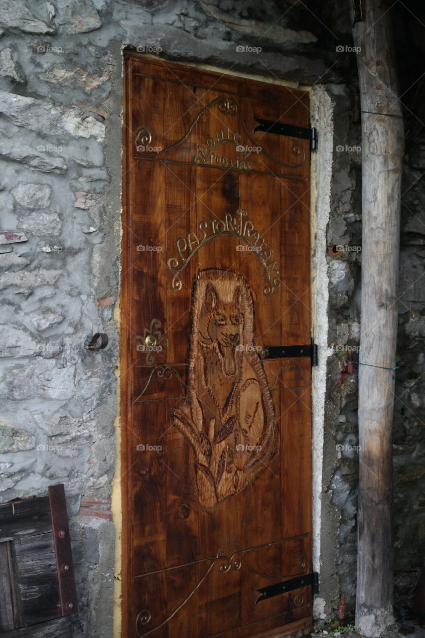 porta in legno lavorata