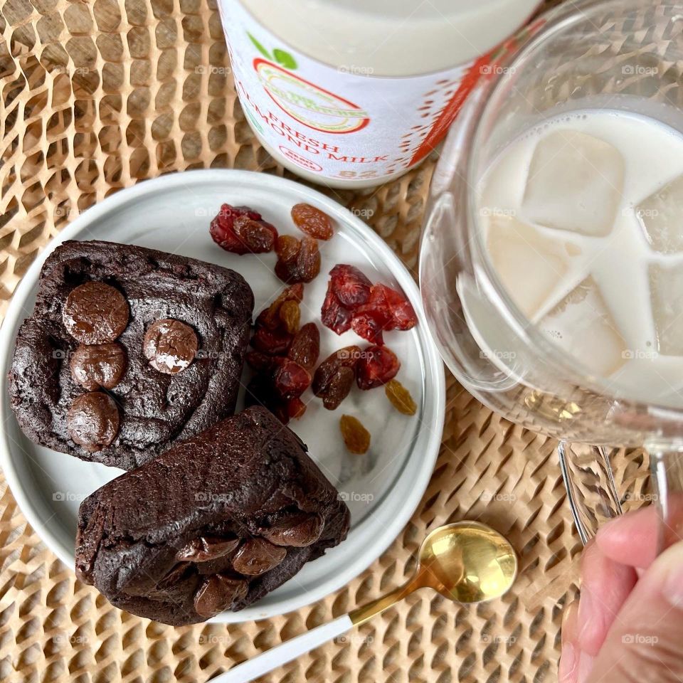 Super foodie almond milk drink and brownies 