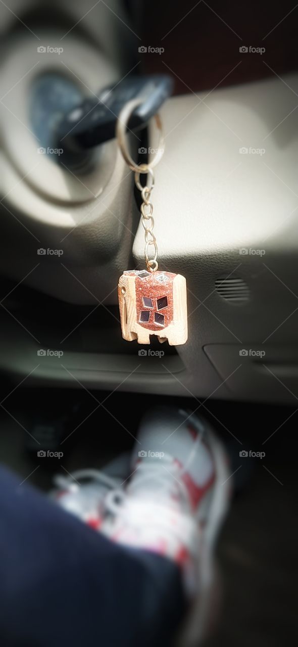 брелок слоненок на автомобильном ключе