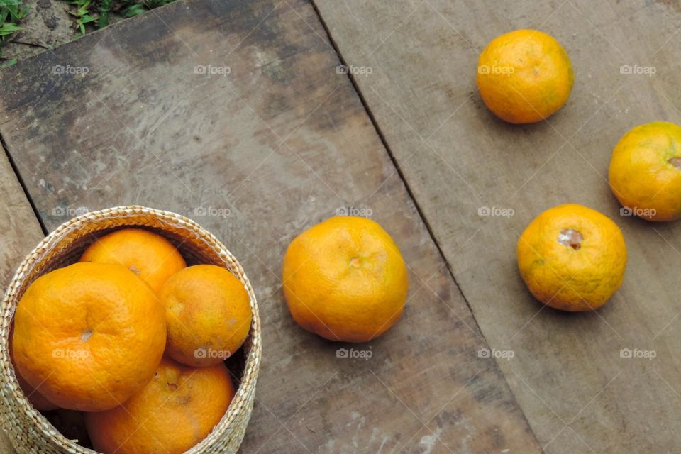 Laranjas pocans no cesto