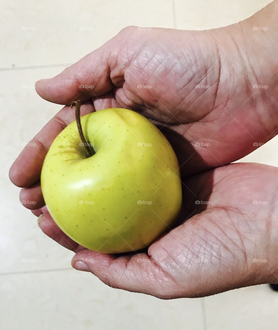 #apple#hands#holding-fruit#healthy