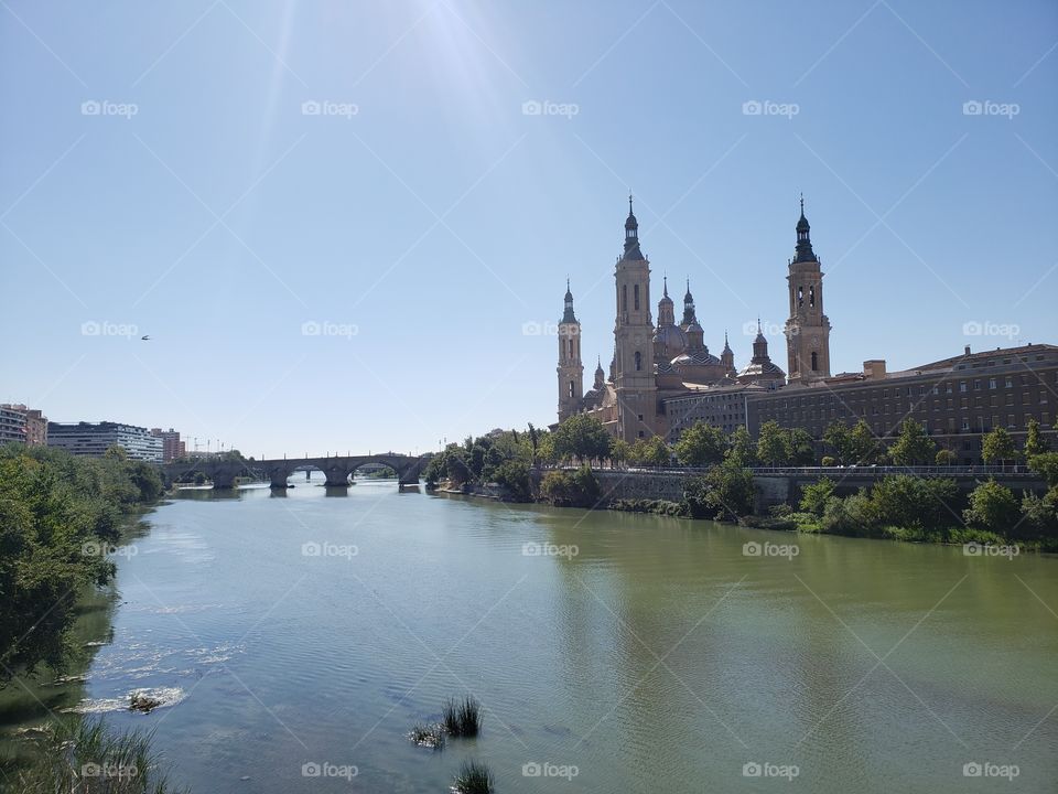vista perfecta, puente sobre río, reflejos de atardecer y una hermosa iglesia que parece castillo