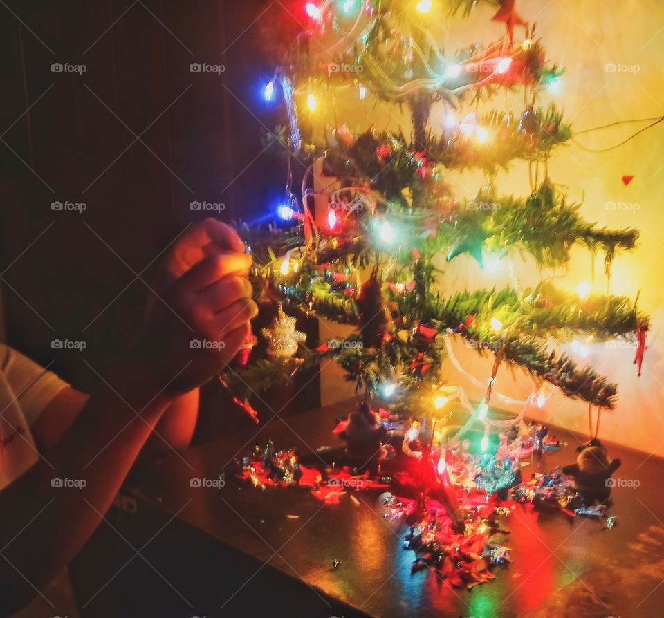 best part of a week's holiday is to decorate the Christmas tree at home 🙂