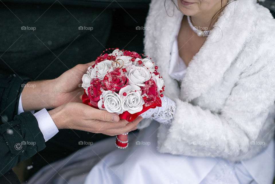 Bride bouquet and rings