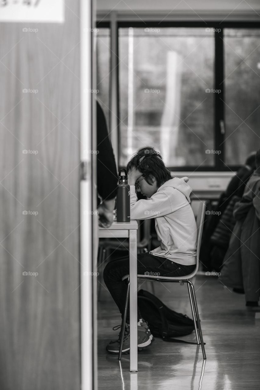 Boy of 13 years plays chess at chess tournament