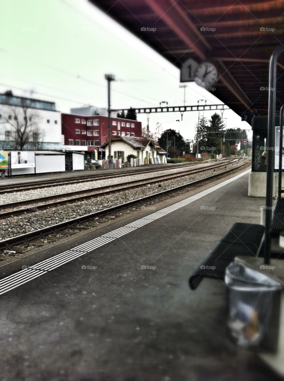 travel train clock station by nivoa