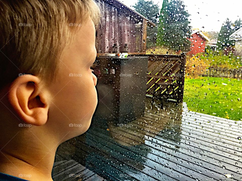 Boy see the rain outside ! 