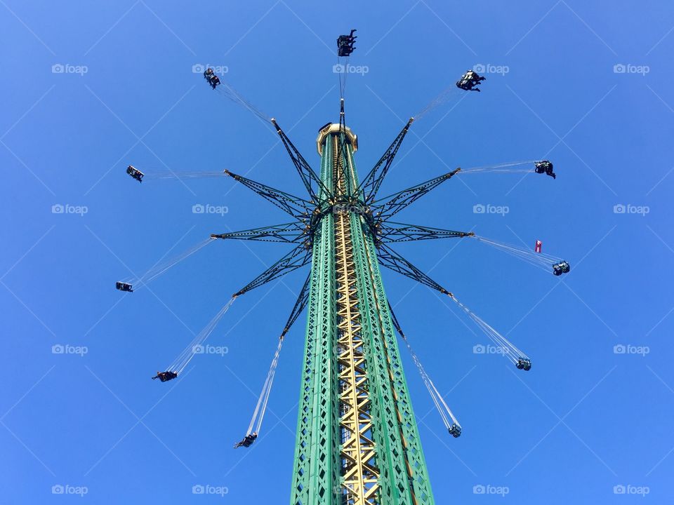 Symmetrical carousel