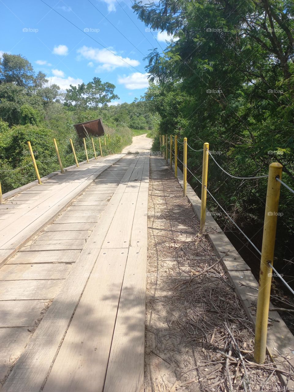 Ponte de madeira ou Ponte coberta. As pontes cobertas são  geralmente, construídas com paredes, teto e em mão única utilizando madeira como sua principal matéria-prima