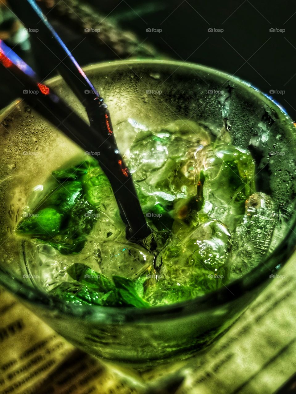 Round circle ellipce Light night table served drink view drink lemonade mohito green greenery wild street outdoor plant mint ice cube