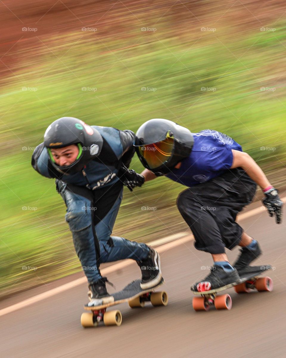 skatistas descendo as ladeira.