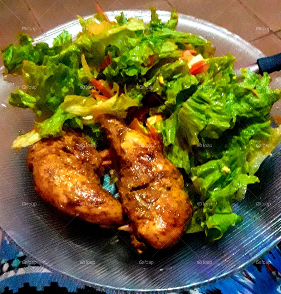 Um belo prato de salada com frango, para uma alimentação fitness saudável.