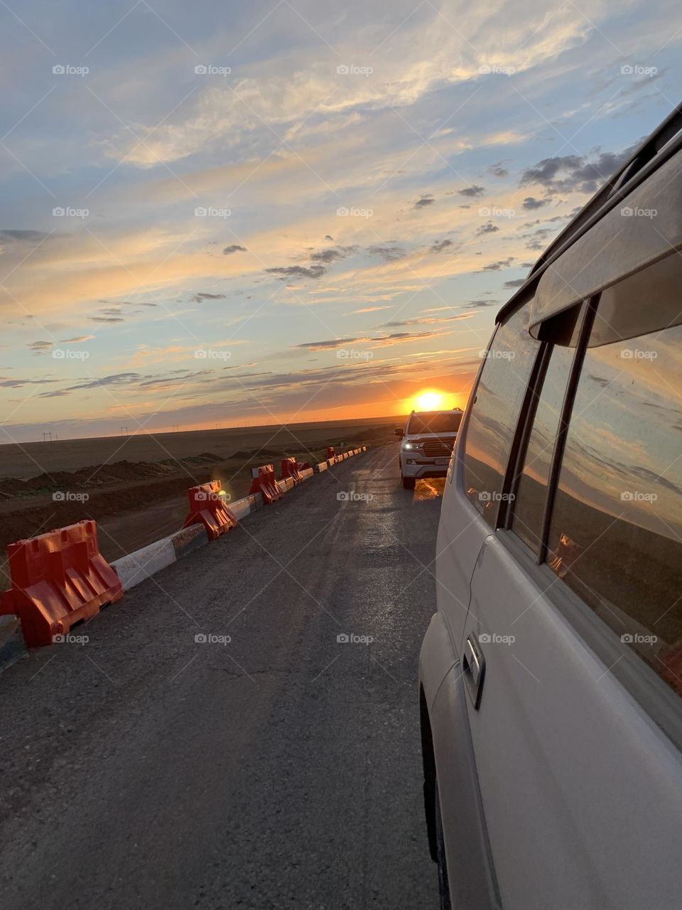 Закат солнце в пустынной дороге 