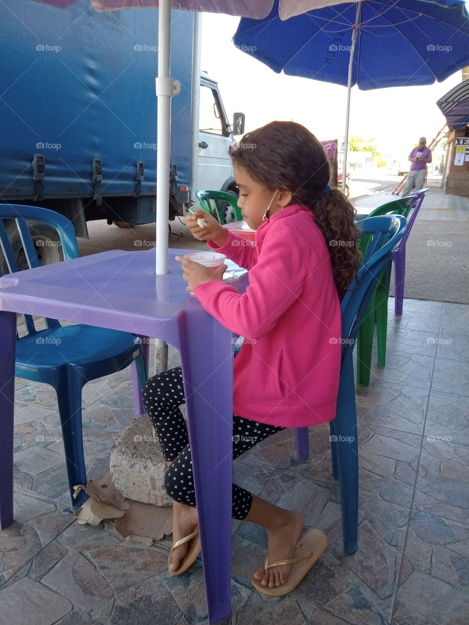 Criança na sorveteria