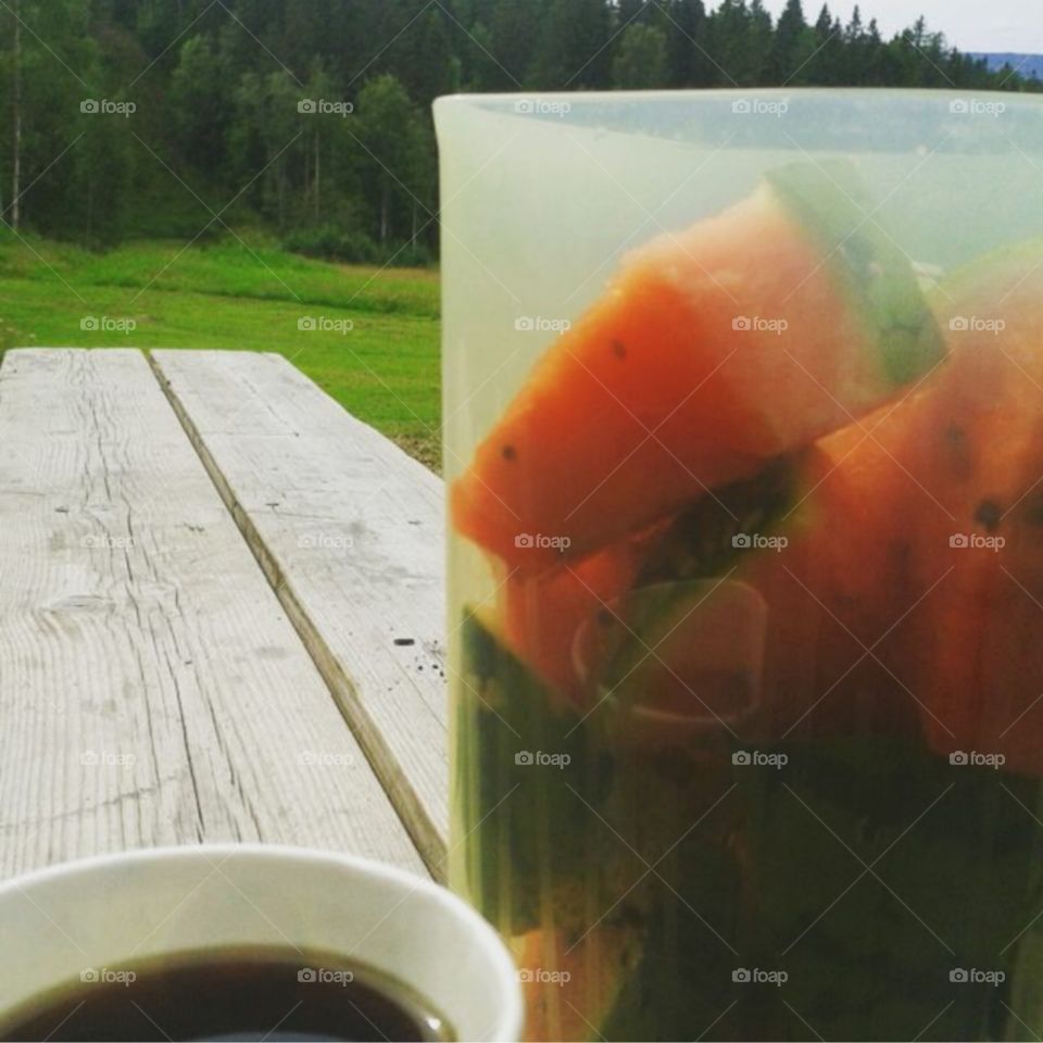 En fin utsikt,En bok,En kopp kaffe & nån bit vattenmelon & härligt sommarväder