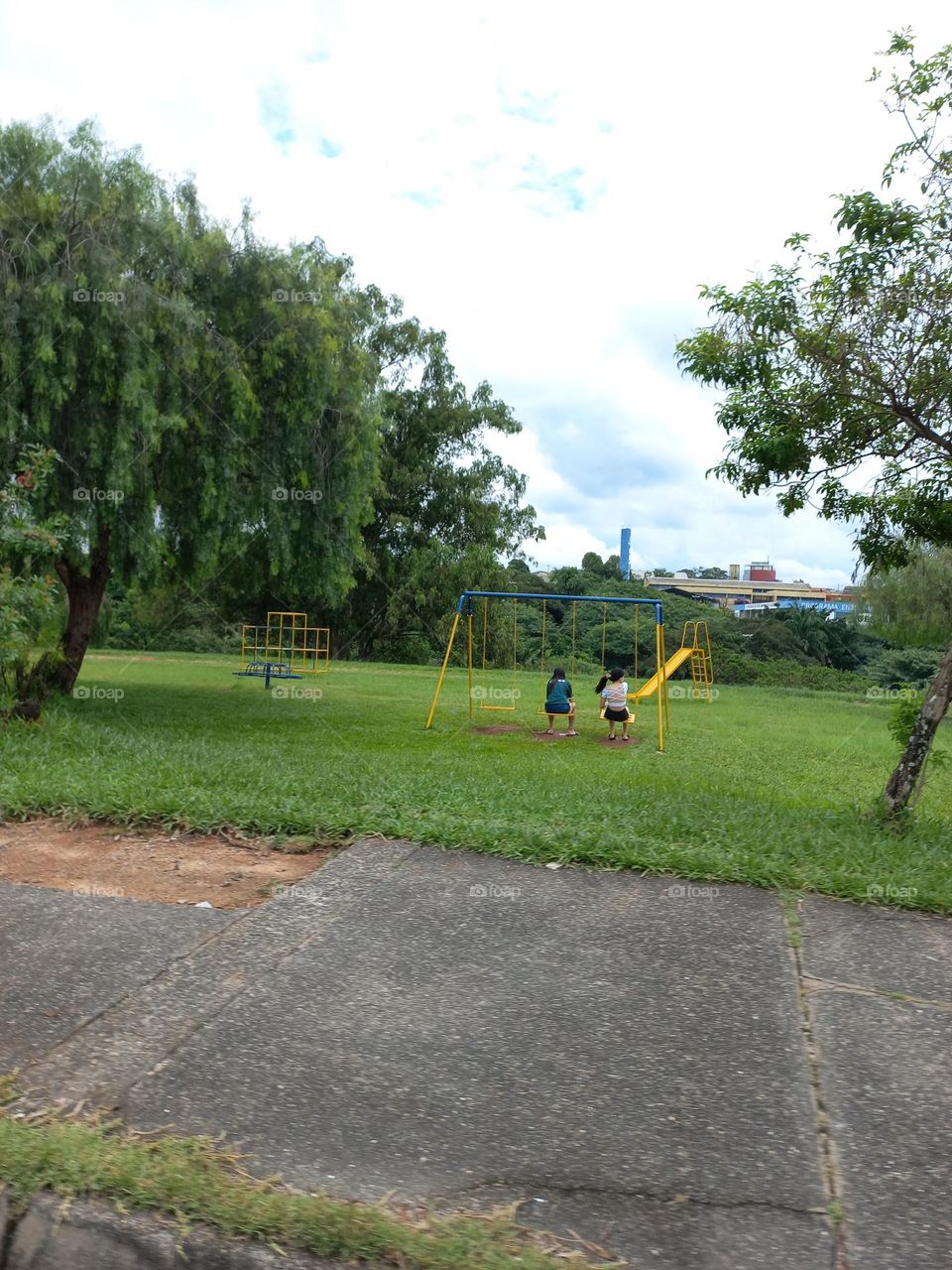 Contato com a natureza. Os Parques urbanos são grandes espaços verdes de uso público, construídos em áreas urbanas com o objetivo de oferecer momentos de contemplação, lazer e recreação  junto à natureza aos seus visitantes