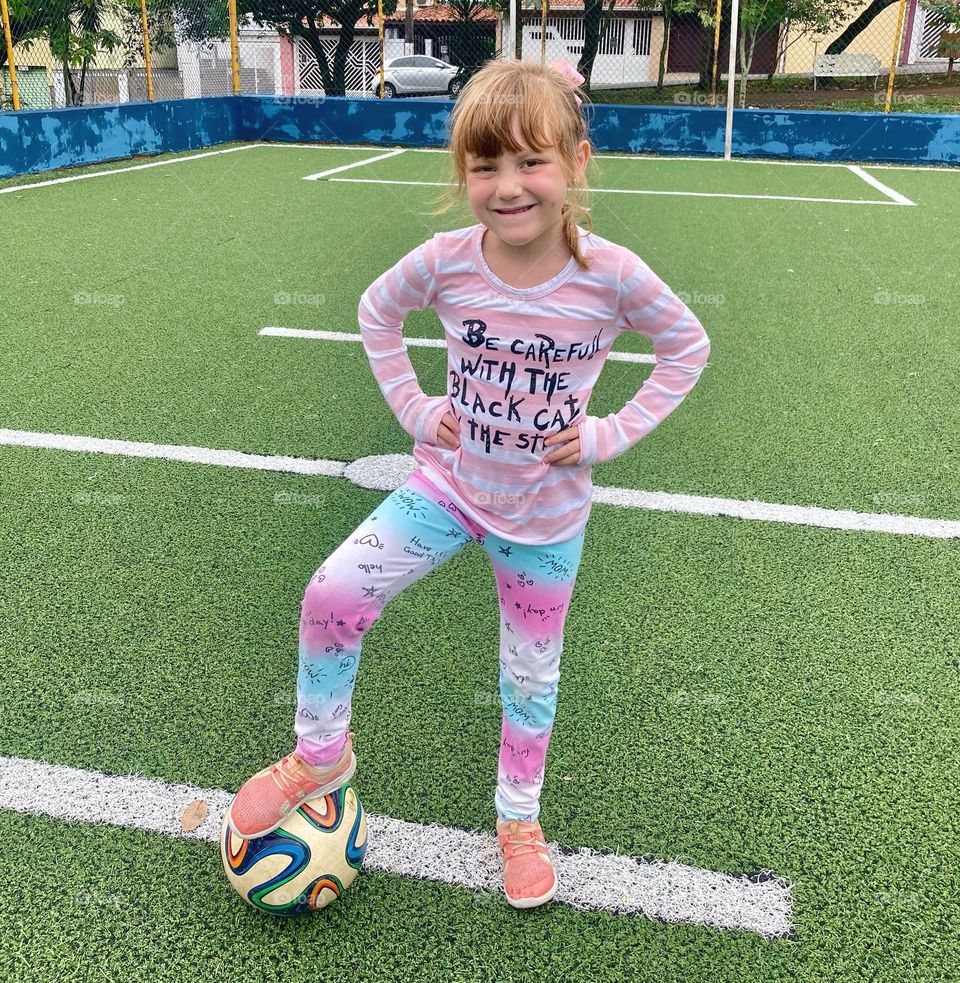 Ela ADORA jogar futebol com o papai. 

E eu não amo jogar com ela?

Que gostoso estar com a Tetéia..
