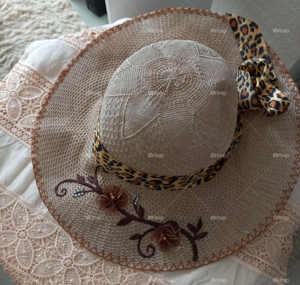 Chapéu, o acessório  da temporada. O chapéu  é  um dos acessórios  mais antigos da história  da moda feminina. Ele, pode ser incorporado a qualquer produção,  seja na praia, no campo  ou na cidade. Afinal o chapéu é um clássico que nunca  sai da moda