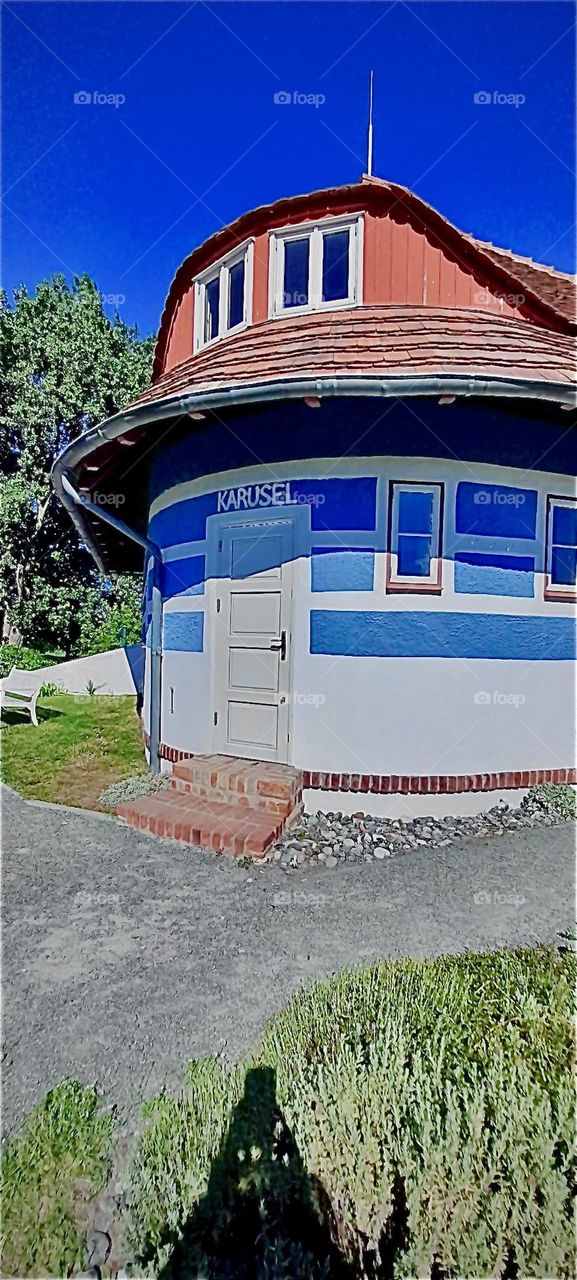 Another view of the house that actress „Astrid Nielsen“and her artist friends once inhabited. It has since been turned into an art museum of sorts that documents her unique life. 2022. Hypnotic Productions