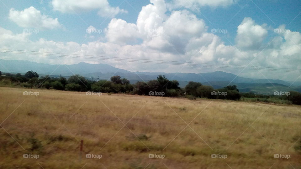 Llano en San Luis Potosí, México, paisaje de nubes y montaña.
