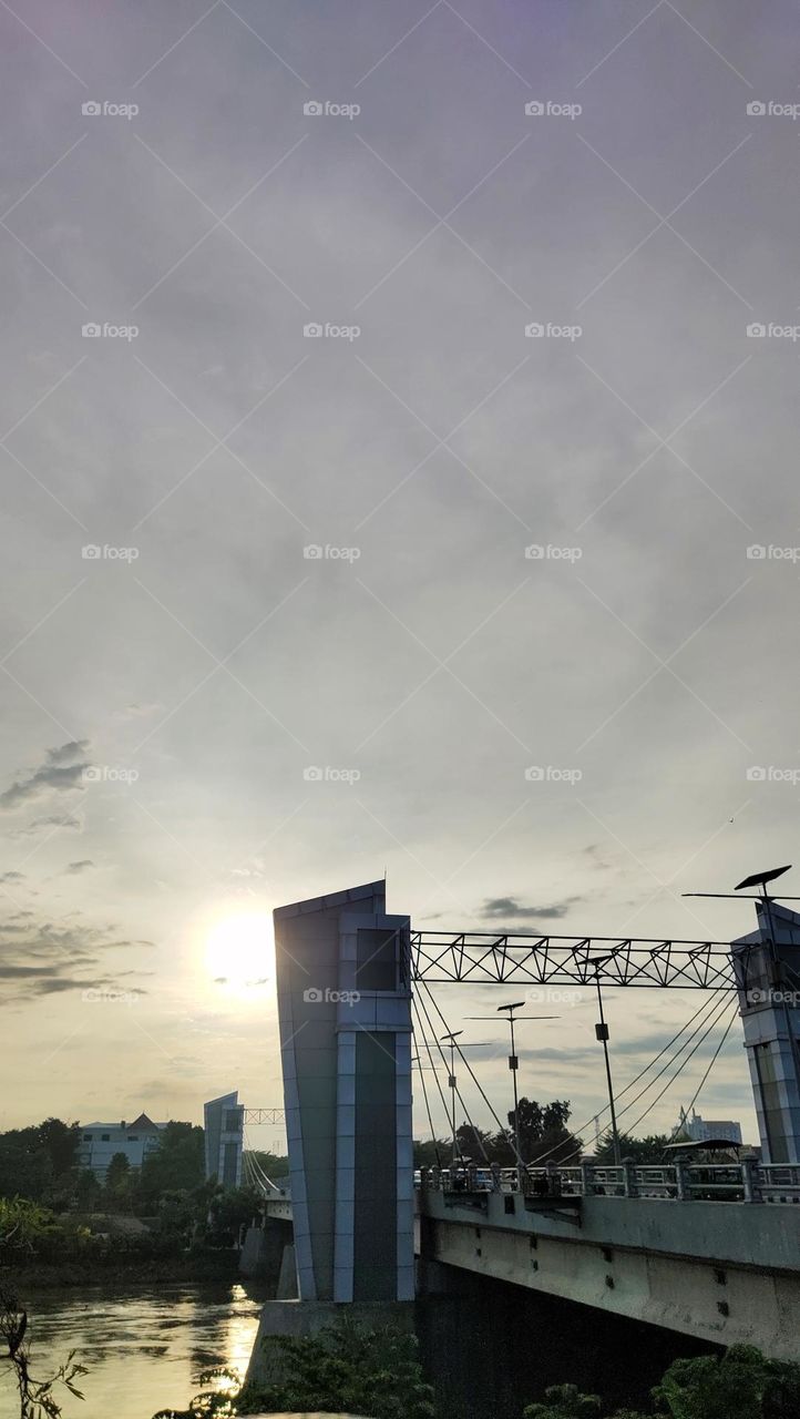 mentari di jembatan Brawijaya Kediri