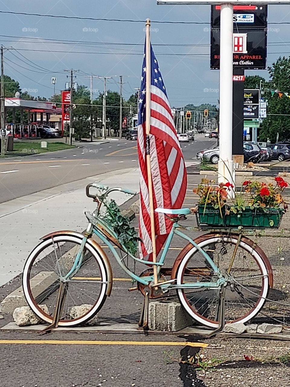 Vintage bicycle and the American flag