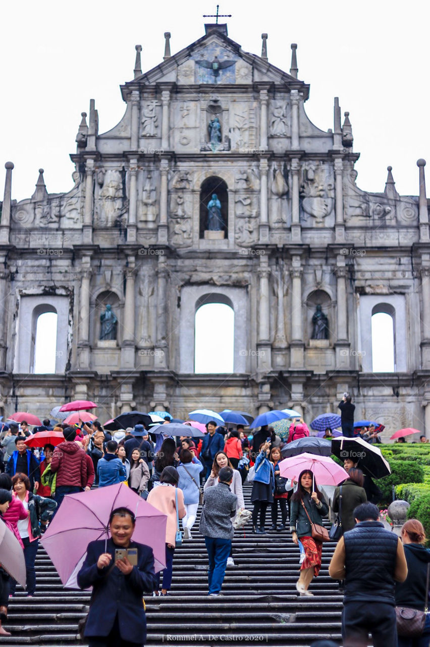 This Tourist attraction was Full of tourist even while it raining.