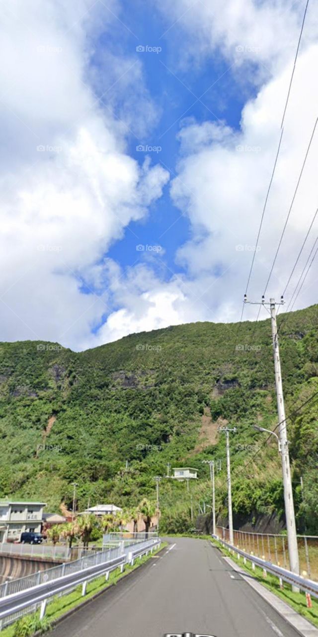 Ngôi nhà lơ lững giửa đỉnh đồi.