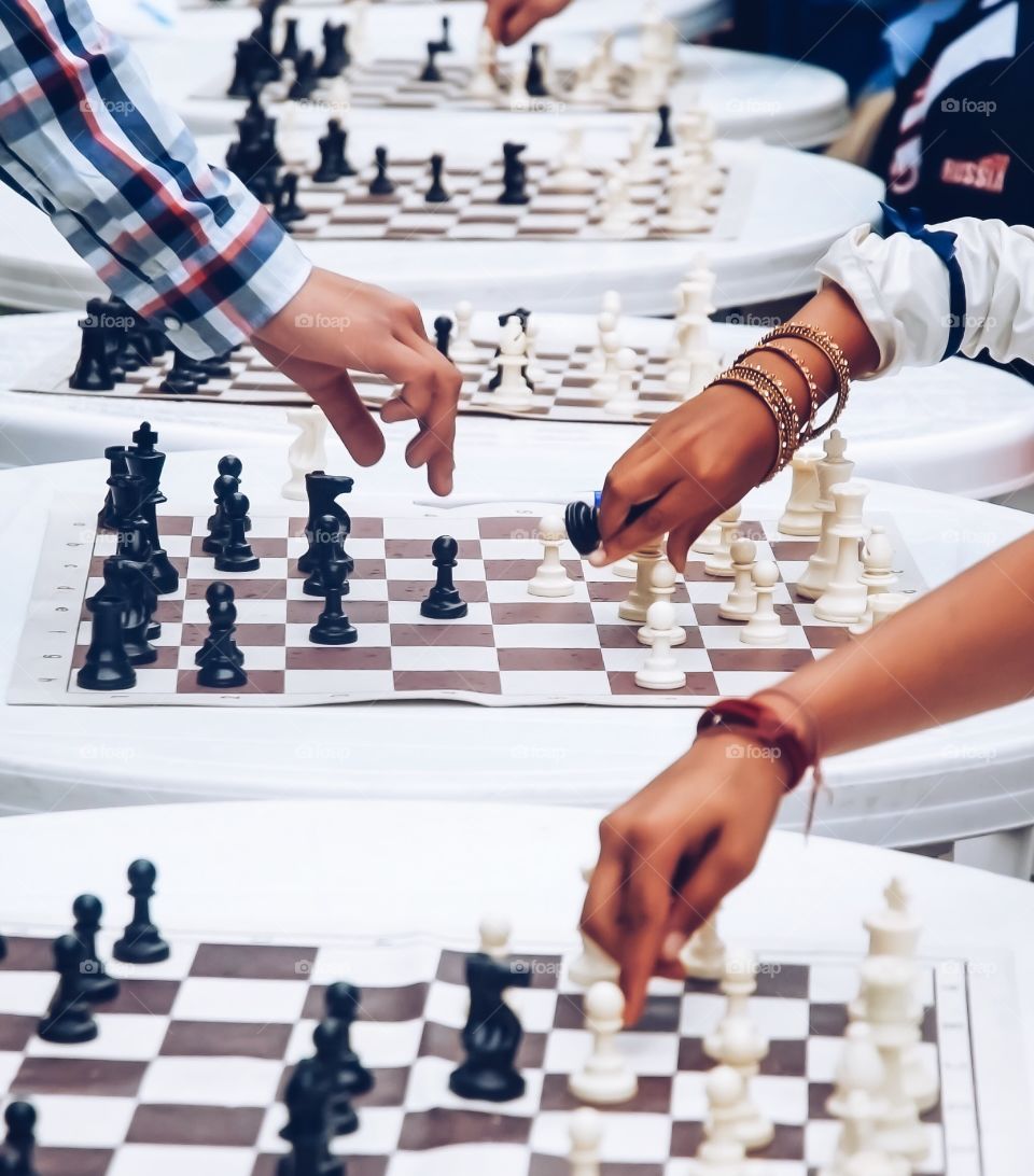 Simultaneous chess game