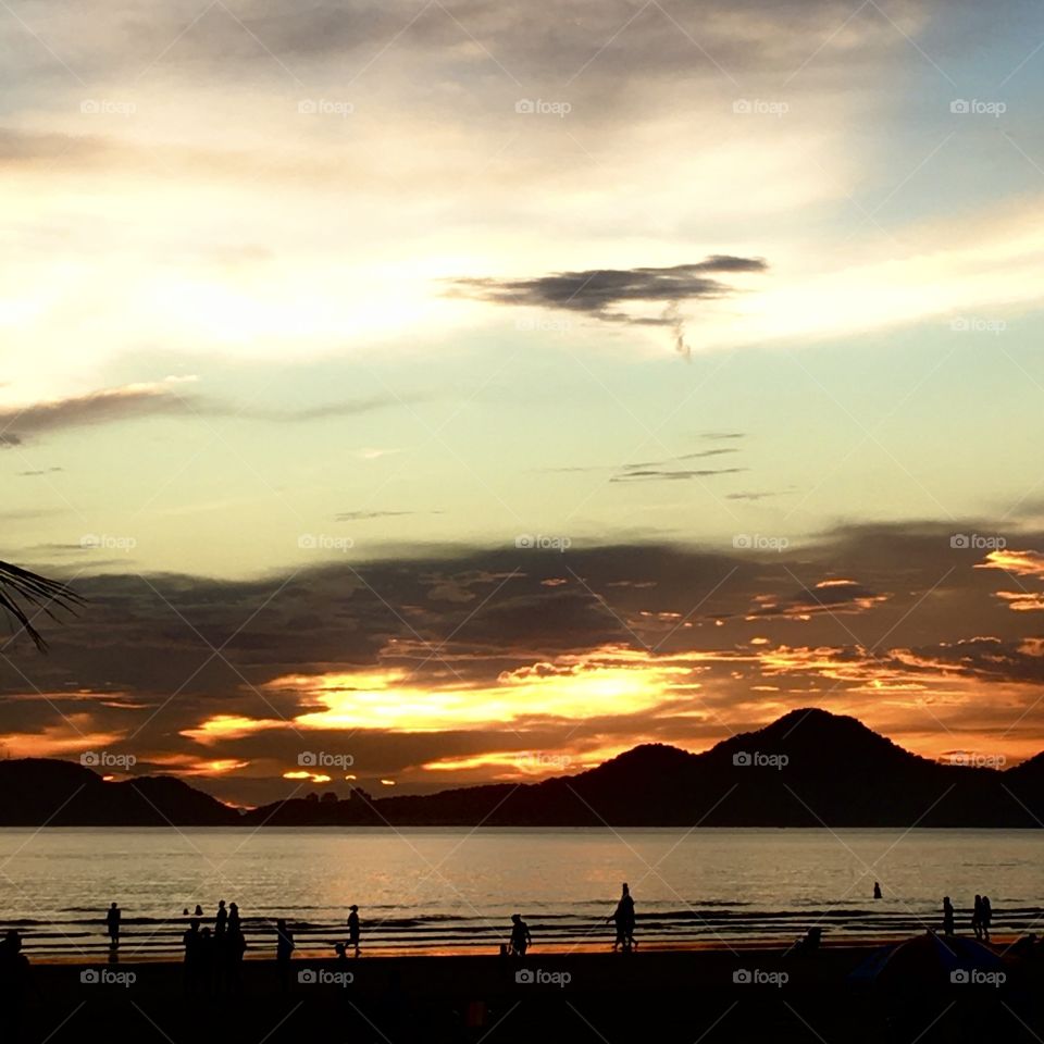 Brazilian landscapes that invite you to contemplate beauty: Santos beach, for tourism and relaxation! / Paisagens do Brasil que convidam à contemplação da beleza: praia de Santos, de turismo e relaxamento!